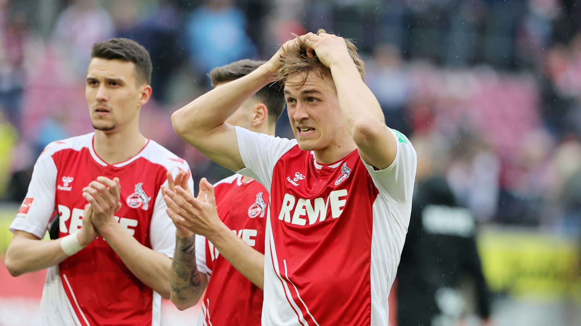 Timo Hübers rauft sich nach dem 1:1 gegen Mainz die Haare, im Hintergrund applaudiert Dejan Ljubicic den Fans.