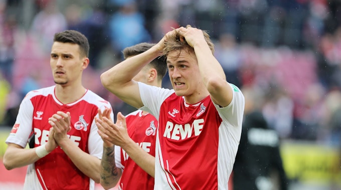 Timo Hübers rauft sich nach dem 1:1 gegen Mainz die Haare, im Hintergrund applaudiert Dejan Ljubicic den Fans.
