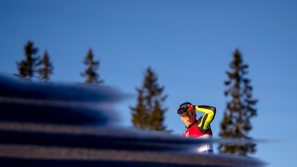 Eivind Sporaland guckt bei einem Biathlon-Rennen Richtung Kamera.