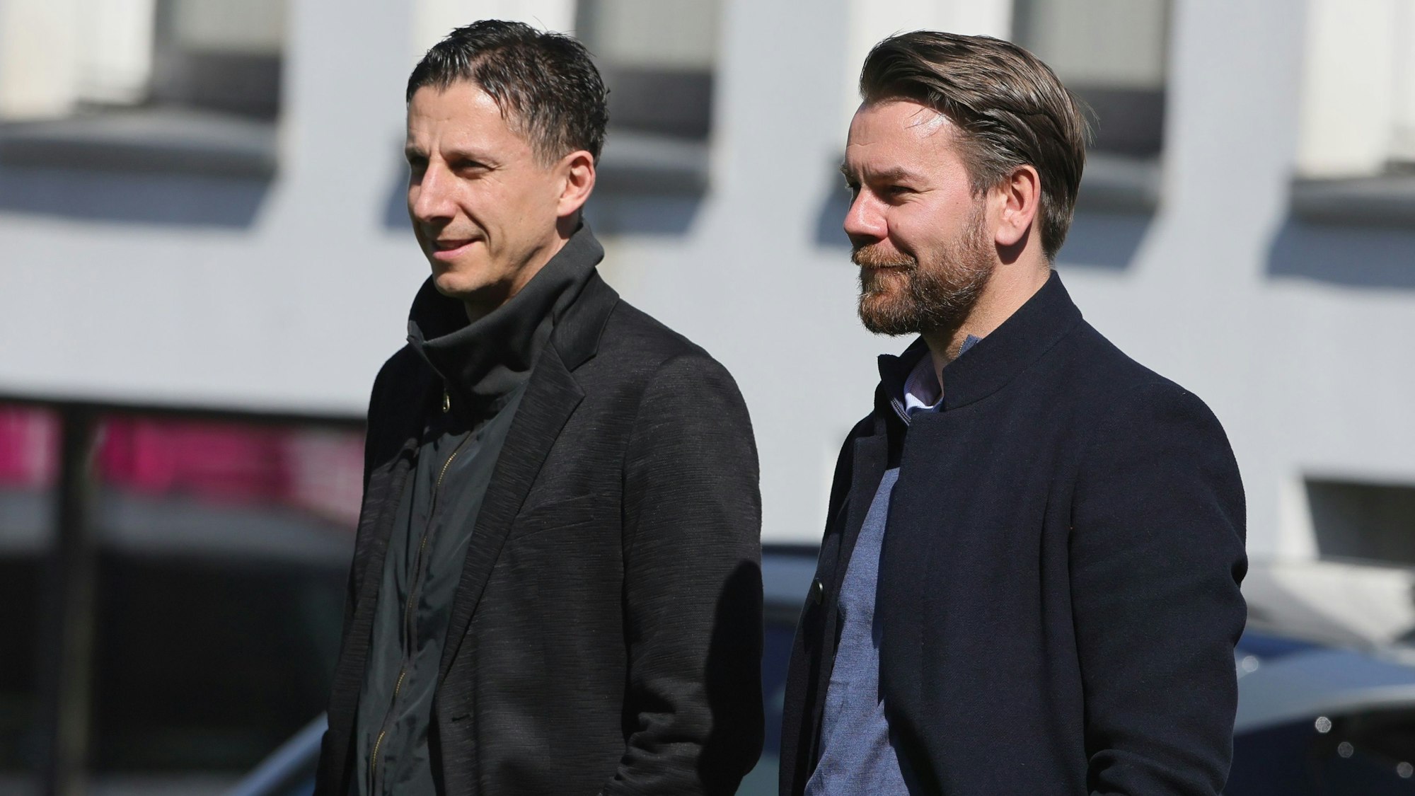 Geschäftsführer Christian Keller und Lizenzbereich-Leiter Thomas Kessler beobachten das Training des 1. FC Köln.