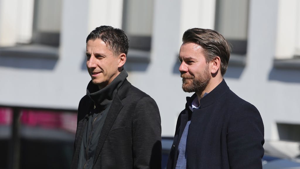 Geschäftsführer Christian Keller und Lizenzbereich-Leiter Thomas Kessler beobachten das Training des 1. FC Köln.