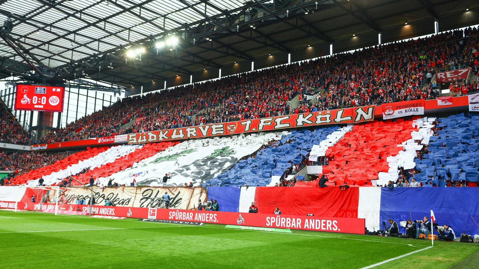 Neben den Vereinsfarben des 1. FC Köln waren vor dem Spiel gegen Mainz auch die blau-weiß-roten von Paris St. Germain zu sehen.