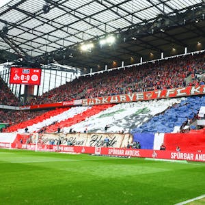 Neben den Vereinsfarben des 1. FC Köln waren vor dem Spiel gegen Mainz auch die blau-weiß-roten von Paris St. Germain zu sehen.