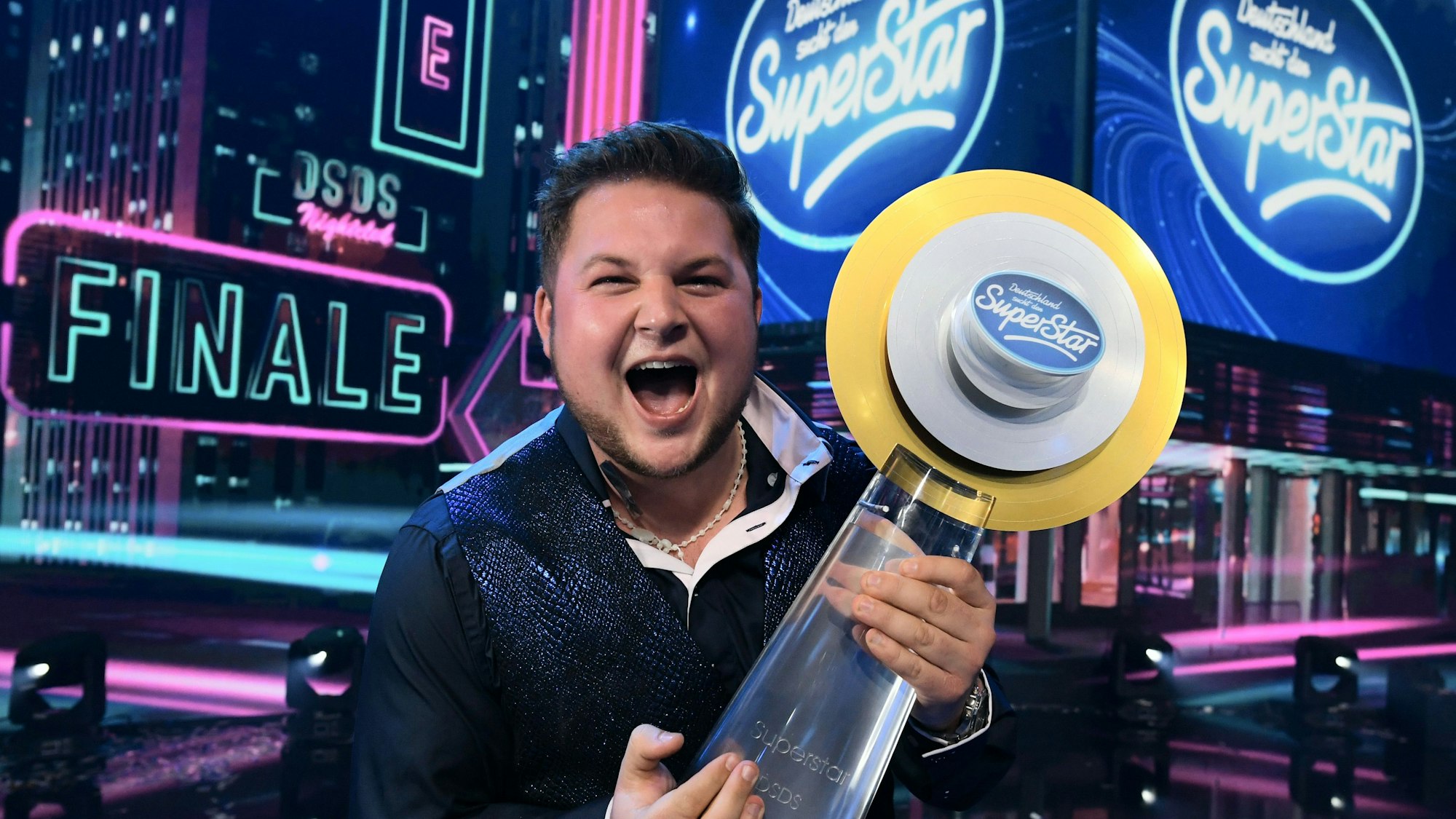 Sänger Harry Laffontien, Gewinner der RTL-Castingshow„Deutschland sucht den Superstar“ (DSDS), Staffel 19, präsentiert im Finale den Siegerpokal.