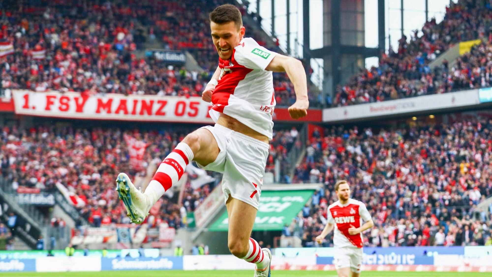 Dejan Ljubicic feiert seinen Treffer zum 1:1 gegen Mainz.