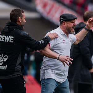 Kölns Trainer Steffen Baumgart ist außer sich an der Seitenlinie.