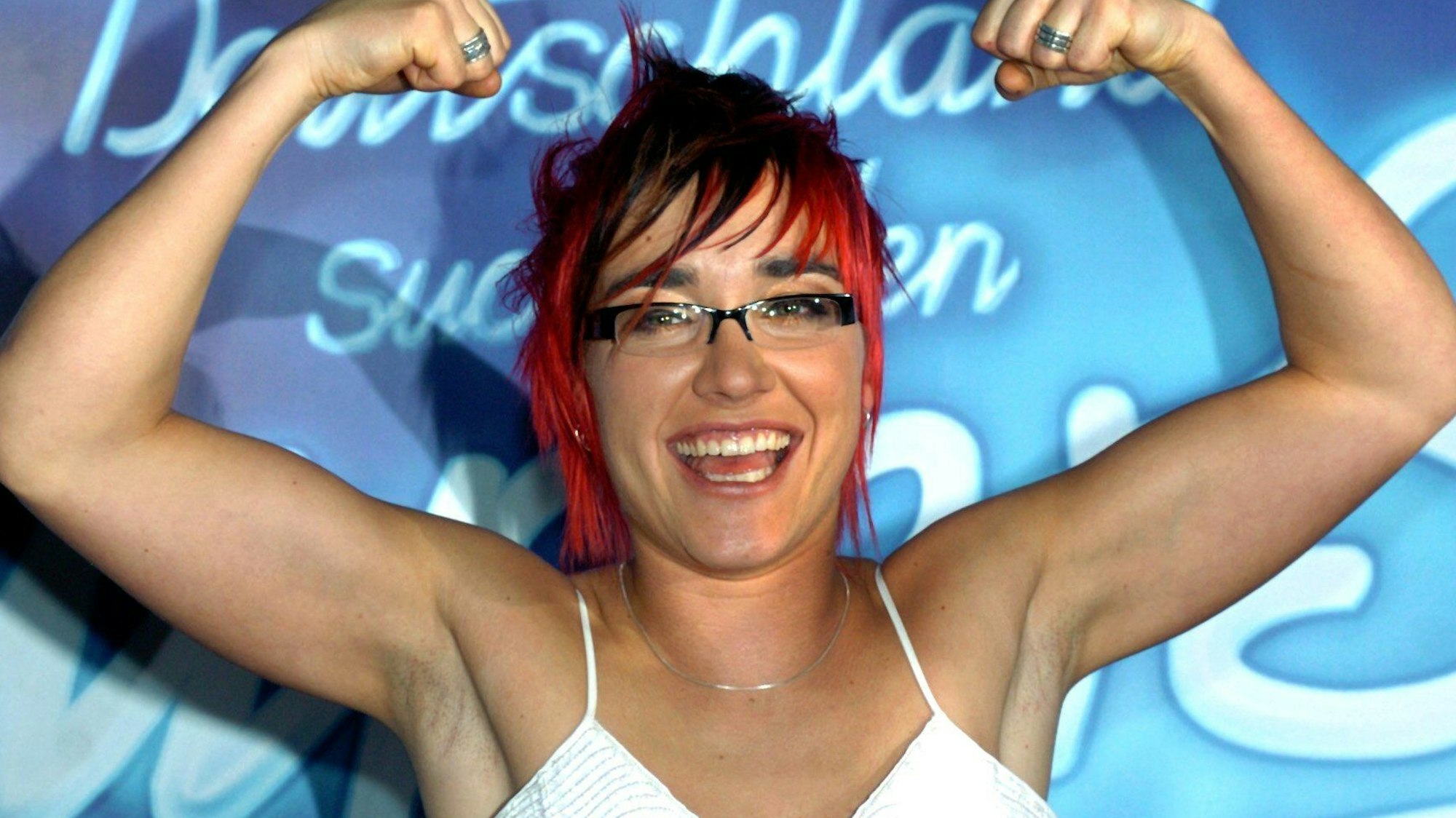 Elli aus Regensburg freut sich mit sportlich hochgereckten Fäusten in der Nacht zu Sonntag in Köln über ihren Sieg bei der RTL-Sendung „Deutschland sucht den Superstar 2004“.