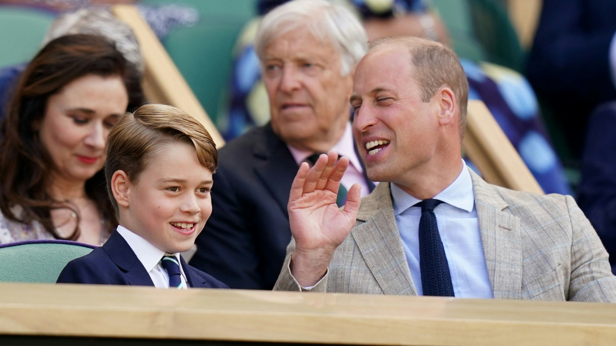 Prinz William, Herzog von Cambridge, unterhält sich mit Prinz George in der königlichen Loge.
