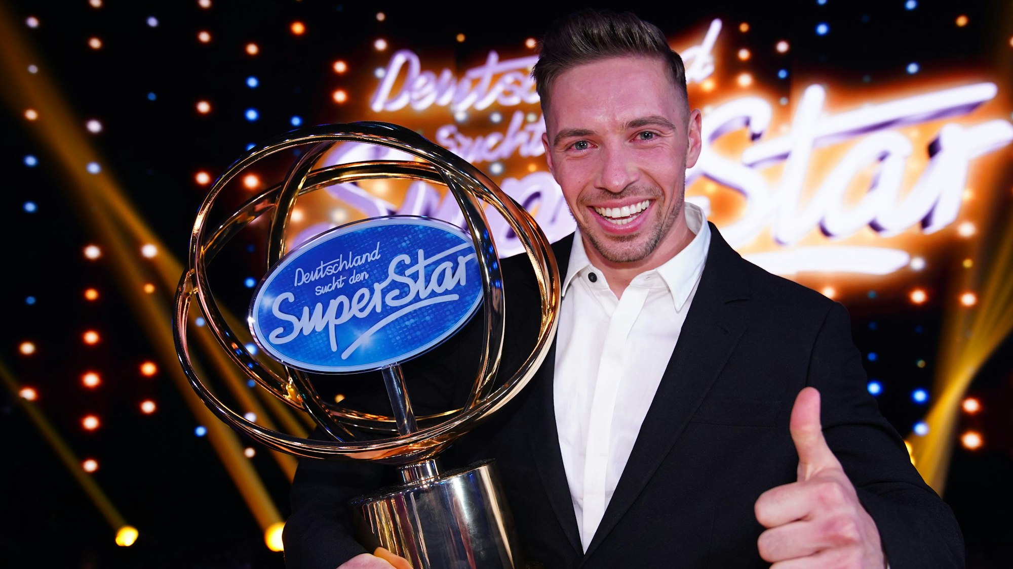 Ramon Roselly, Kandidat der 17. Staffel der Casting-Show „Deutschland sucht den Superstar“ (DSDS) freut sich nach dem Finale über seinen Sieg.