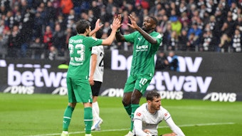 Jonas Hofmann (l.) und Marcus Thuram bejubeln den Treffer zum 1:0 von Borussia Mönchengladbach bei Eintracht Frankfurt am 15. April 2023.