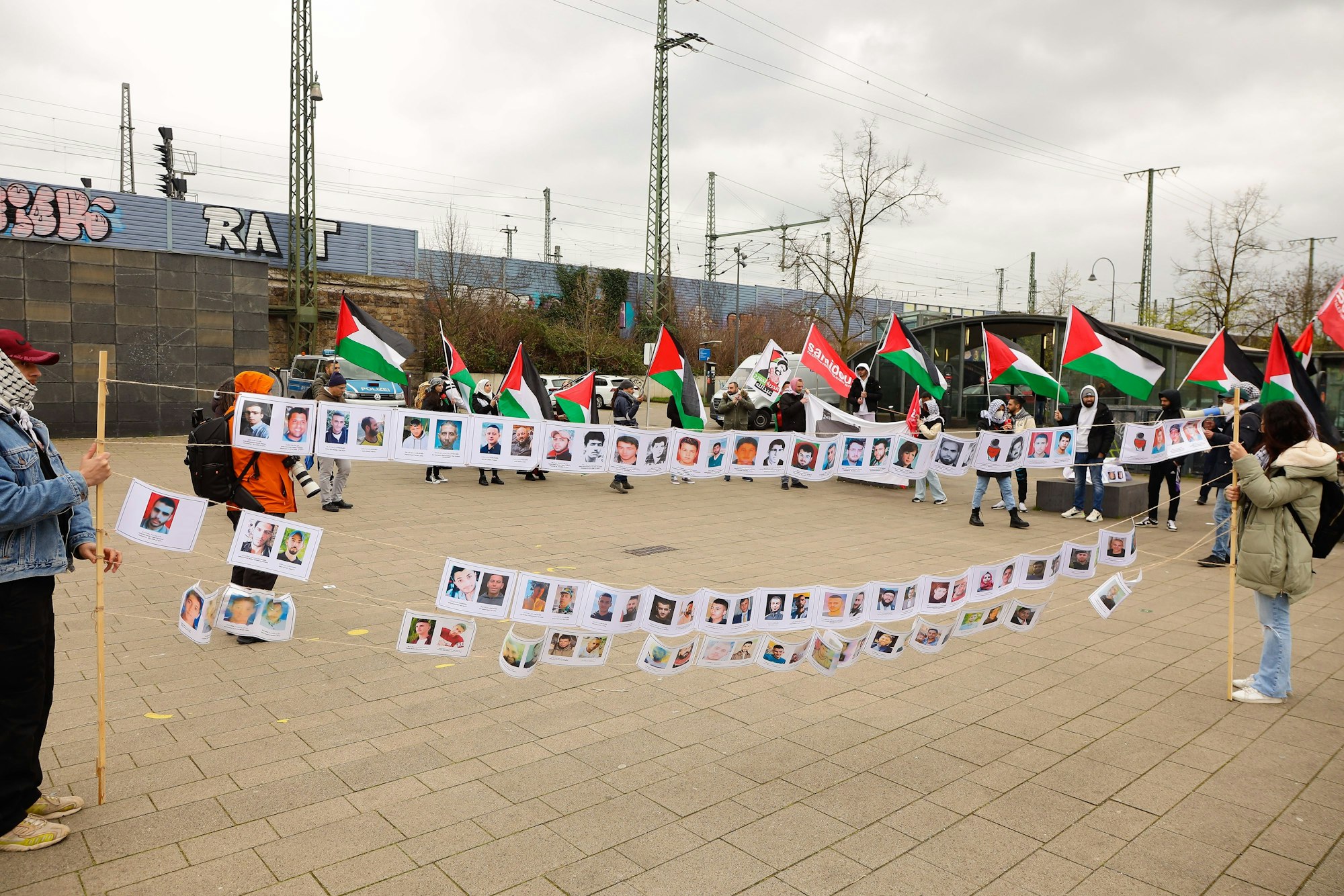 Die Kundgebung zum Tag der palästinensischen Gefangenen in Mülheim muss aufgelöst werden. Die Polizei hat gegen einen Teilnehmer ein Ordnungswidrigkeitsverfahren eingeleitet.