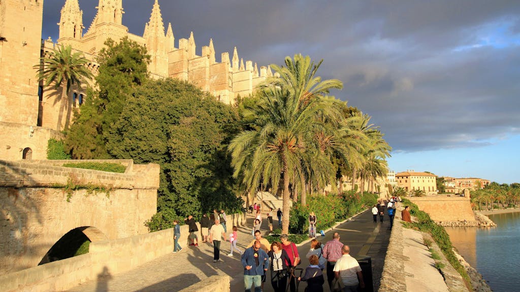 Auf dem Symbolfoto vom 15. Juni 2015 ist die Kathedrale von Palma, Mallorca zu sehen. Eine Gruppe junger Frauen sorgte zuletzt mit einer dreisten Aktion für Wut und Empörung bei Anwohnerinnen und Anwohnern.