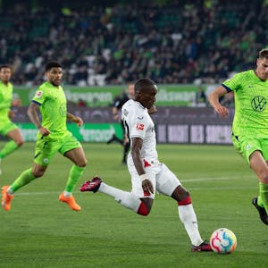 Leverkusens Moussa Diaby vor Wolfsburgs Micky van de Ven am Ball.