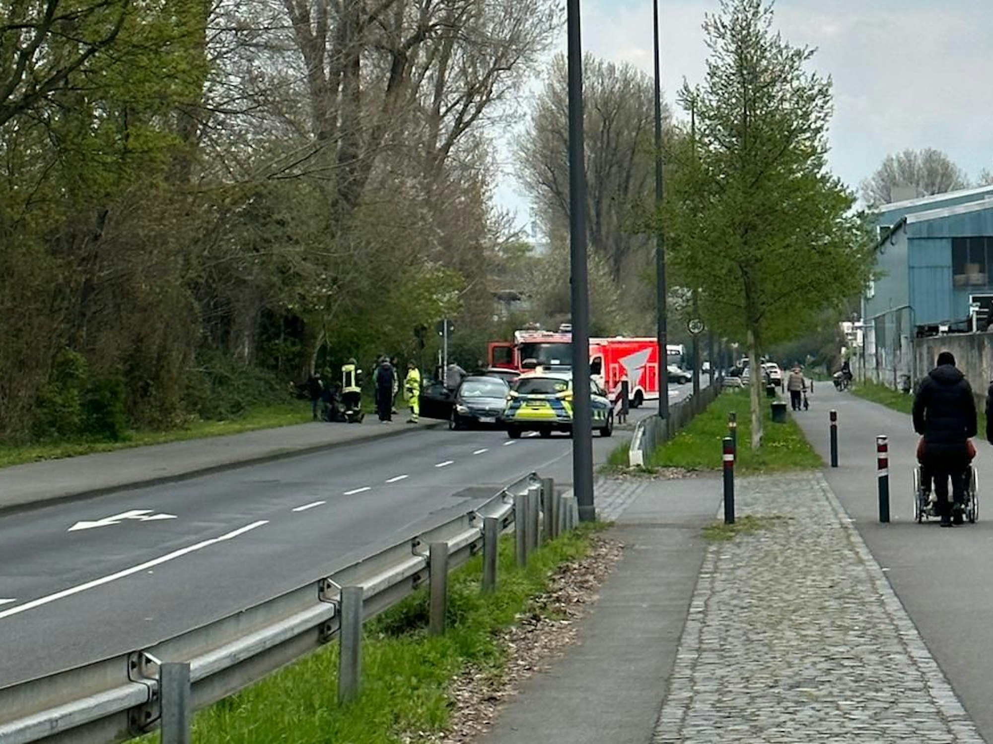 Polizei und Rettungswagen stehen neben einem Fahrzeug nach einem Unfall.