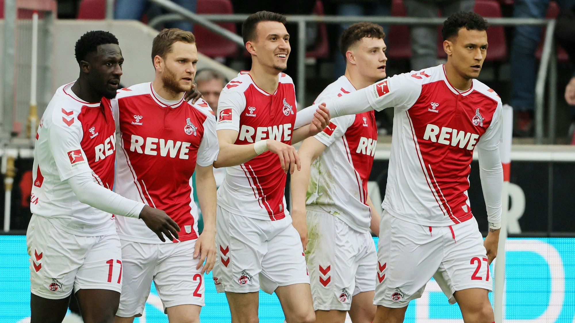 Die Profis des 1. FC Köln bejubeln Dejan Ljubicics Tor zum 1:1 gegen den FSV Mainz 05.