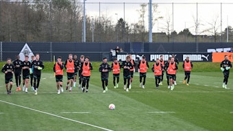 Die Mannschaft von Borussia Mönchengladbach dreht nach dem Training am 12. April 2023 noch eine abschließende Laufrunde über den Trainingsplatz im Borussia-Park.