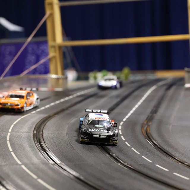 Autos auf der Carrera-Bahn im Megaphone Racing Center bei der Jubiläumsfeier.