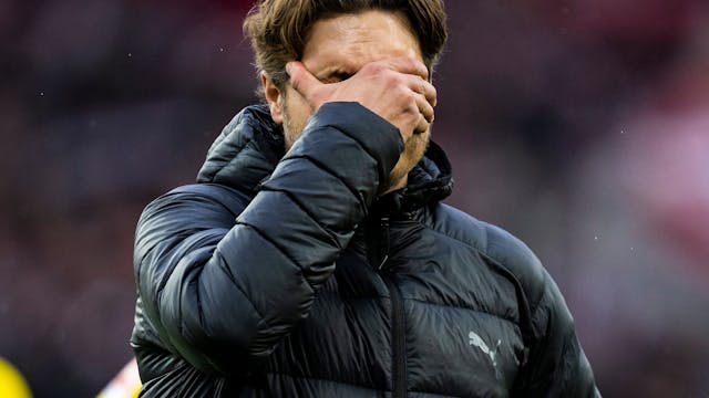 Dortmunds Trainer Edin Terzic hält sich nach dem Spiel in Stuttgart die Hand vors Gesicht.