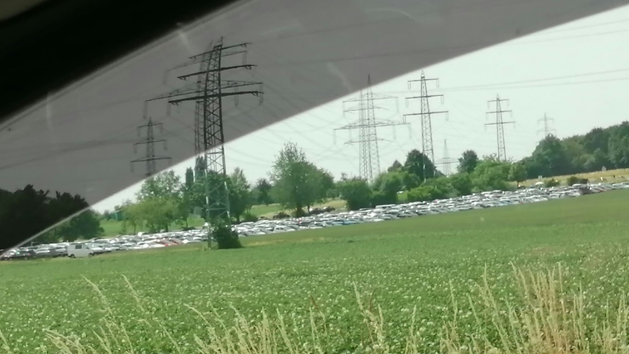 Das Foto zeigt einen Parkplatz in der Nähe des Hürther Badesees. Die Autos stehen dicht an dicht.