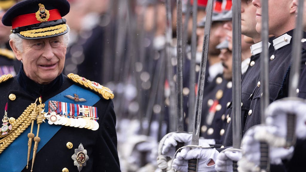 Hier zu sehen, der britische König Charles neben mehreren Soldaten bei einer Parade der königlichen Militärakademie.