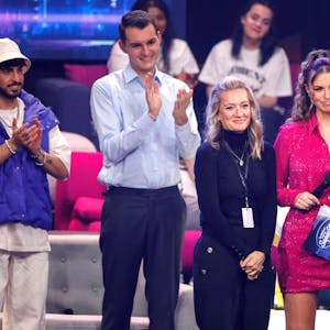 Kiyan Yousefbeik, Lorent Berusha, Juliette Schoppmann und Laura Wontorra beim Finale der 20. Staffel der RTL-Castingshow Deutschland sucht den Superstar / DSDS 2023 im MMC Coloneum.