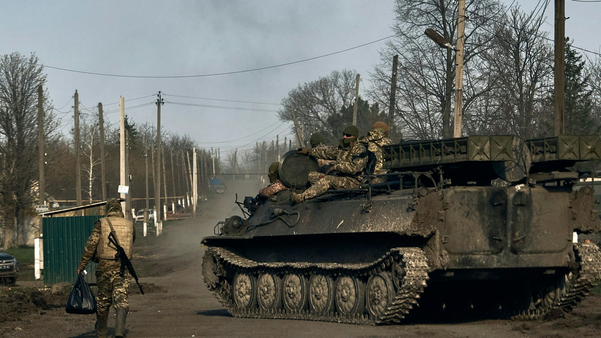 Ukrainische Soldaten fahren Anfang April auf einem gepanzerten Mannschaftstransportwagen (APC) auf einer Straße in Bachmut, dem Schauplatz schwerer Kämpfe.