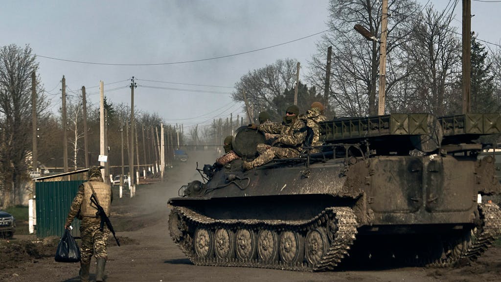 Ukrainische Soldaten fahren auf einem gepanzerten Mannschaftstransportwagen auf einer Straße in Bachmut.