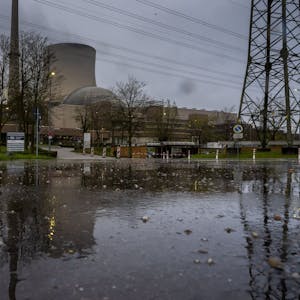 Wasserdampf steigt aus dem Kühlturm des Kernkraftwerks Isar 2.&nbsp;