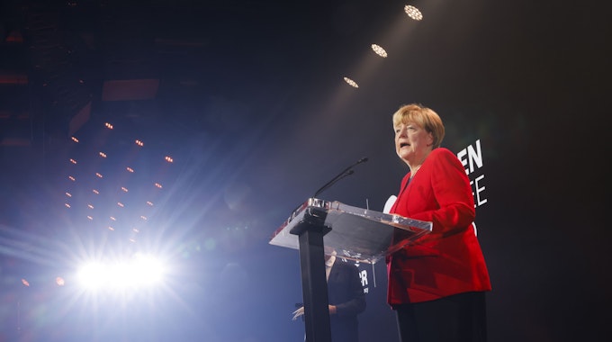 Angela Merkel spricht, als sie den UNHCR Nansen Refugee Award während einer Zeremonie entgegennimmt.