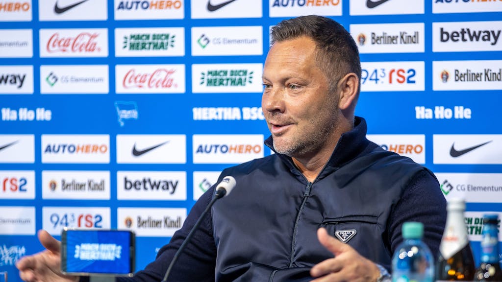 Der neu ernannte Cheftrainer Pál Dárdai spricht bei einer Pressekonferenz von Hertha BSC.