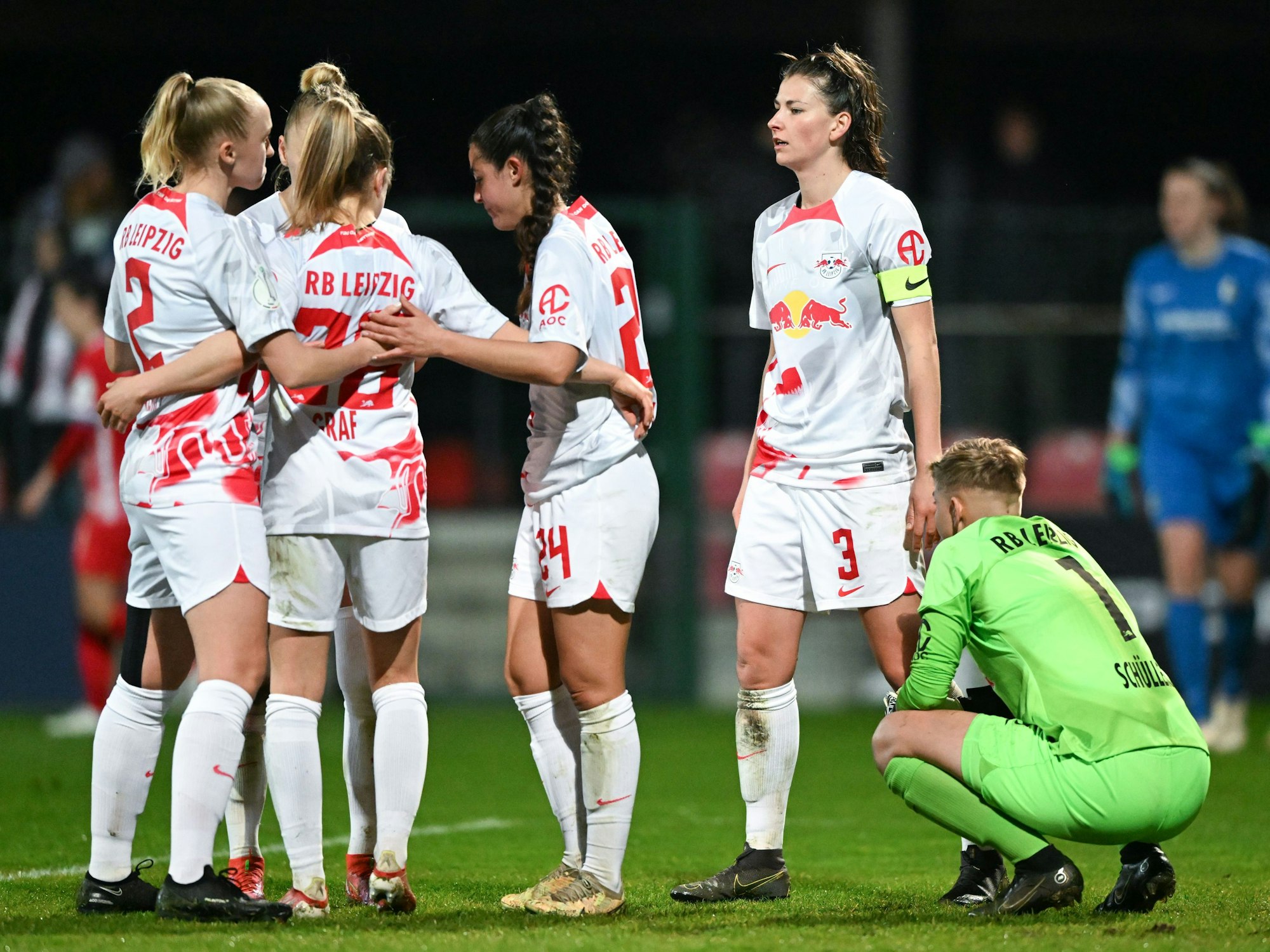RB Leipzigs Mannschaft reagiert nach der 0:1 Niederlage.