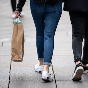Zwei Frauen gehen mit Einkaufstüten durch die Stuttgarter Innenstadt.&nbsp;