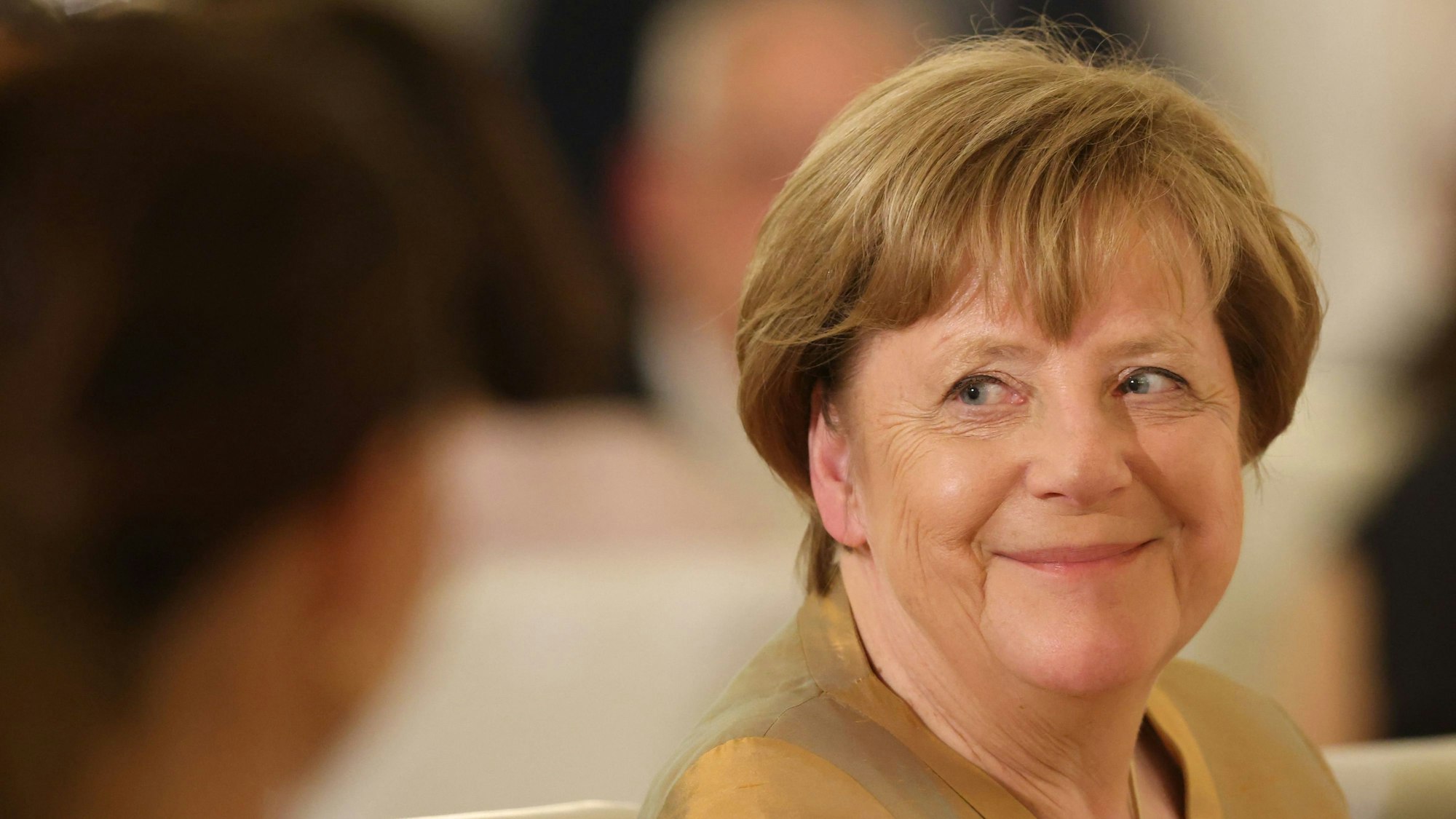 Angela Merkel wird in Berlin ausgezeichnet.