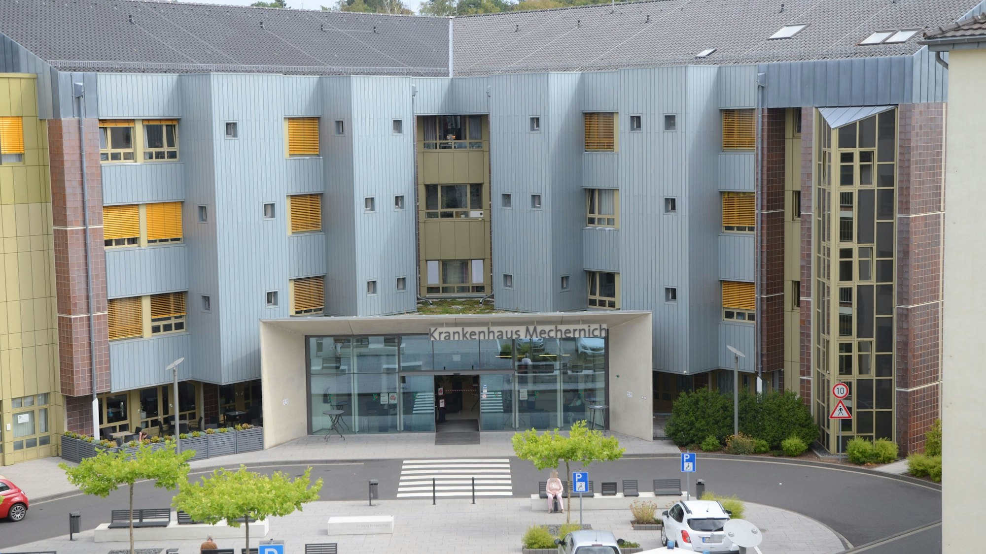 Das Bild zeigt die Front des Kreiskrankenhauses in Mechernich mit dem Haupteingang.