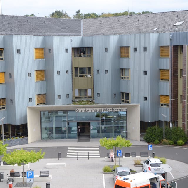 Das Bild zeigt die Front des Kreiskrankenhauses in Mechernich mit dem Haupteingang.