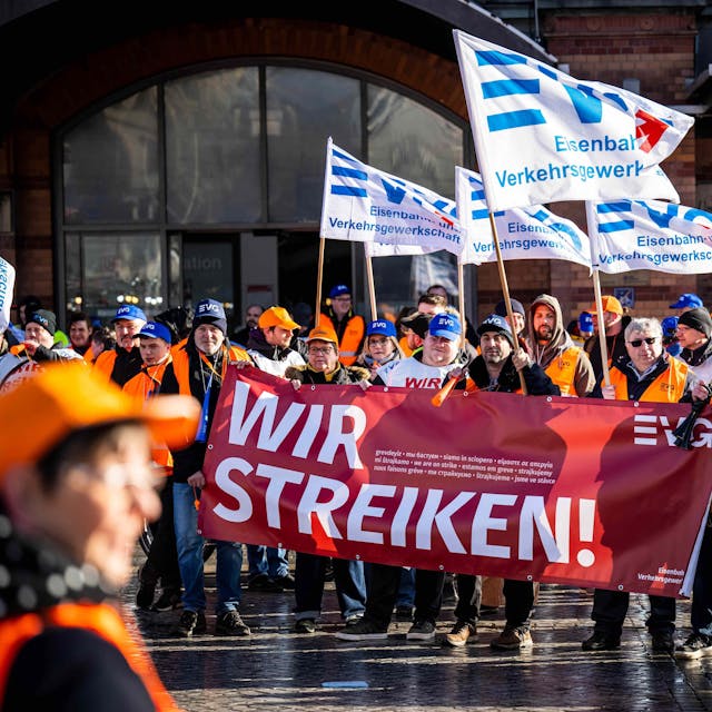 Demonstranten der Eisenbahn- und Verkehrsgewerkschaft (EVG) stehen mit Plakaten vor dem Hauptbahnhof.