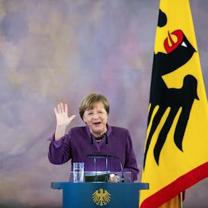 Angela Merkel, (CDU), ehemalige Bundeskanzlerin, spricht nachdem sie das Großkreuz des Verdienstordens der Bundesrepublik Deutschland in besonderer Ausführung im Schloss Bellevue verliehen bekam.