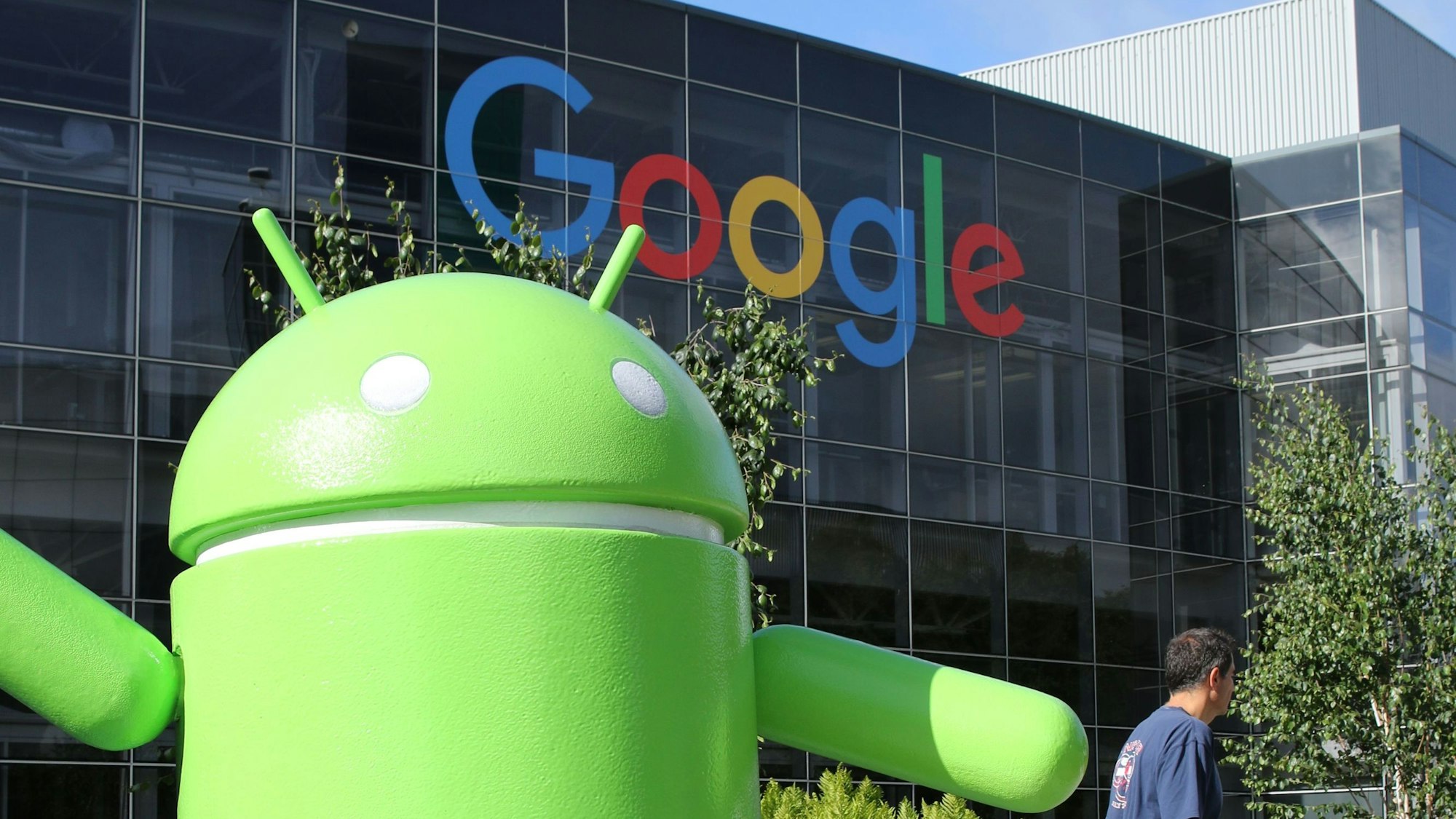 Ein übergroße Android-Figur steht auf dem Firmencampus von Google im kalifornischen Mountain View (USA).