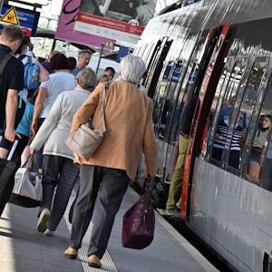 Reisende strömen aus einem Regionalzug im Erfurter Hauptbahnhof.