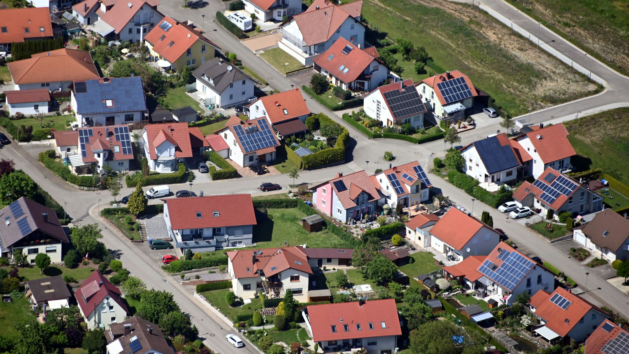 Auf Dächern von Häusern in einer Gemeinde beim Landkreis Heilbronn sind Solaranlagen angebracht.