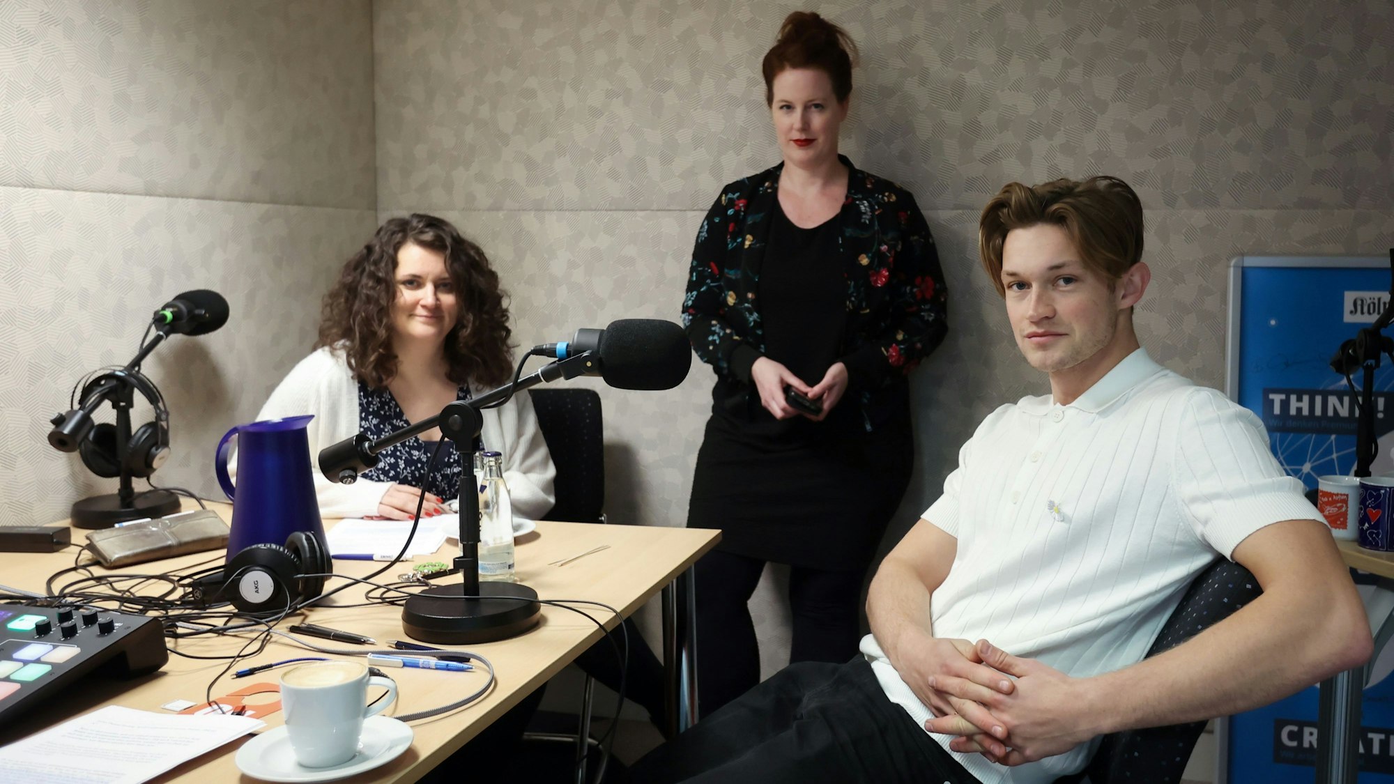Schauspieler Damian Hardung zu Gast im Podcast-Studio des „Kölner Stadt-Anzeiger“ mit Kulturchefin Anne Burgmer und Sarah Brasack, stellvertretende Chefredakteurin.


