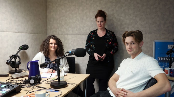 Schauspieler Damian Hardung zu Gast im Podcast-Studio des „Kölner Stadt-Anzeiger“ mit Kulturchefin Anne Burgmer und Sarah Brasack, stellvertretende Chefredakteurin.

