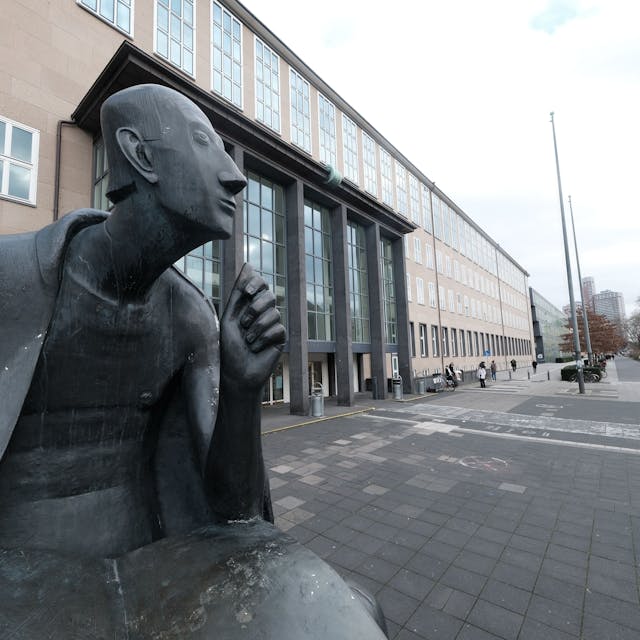 Das Denkmal des Albertus Magnus auf dem gleichnamigen Platz vor dem Uni-Hauptgebäude ist zu sehen.