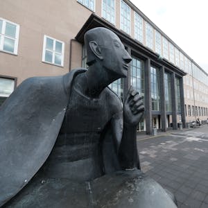 Das Bild zeigt die Bronzestatue von Albertus Magnus vor der Universität zu Köln.