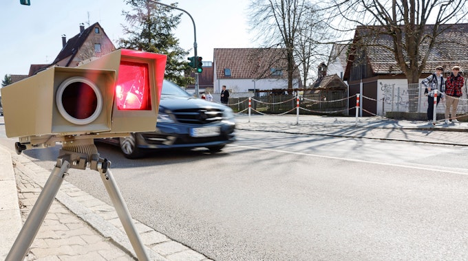 Ein Geschwindigkeitsmeßgerät löst vor einer Schule in Wendelstein (Bayern) bei einem Auto aus.