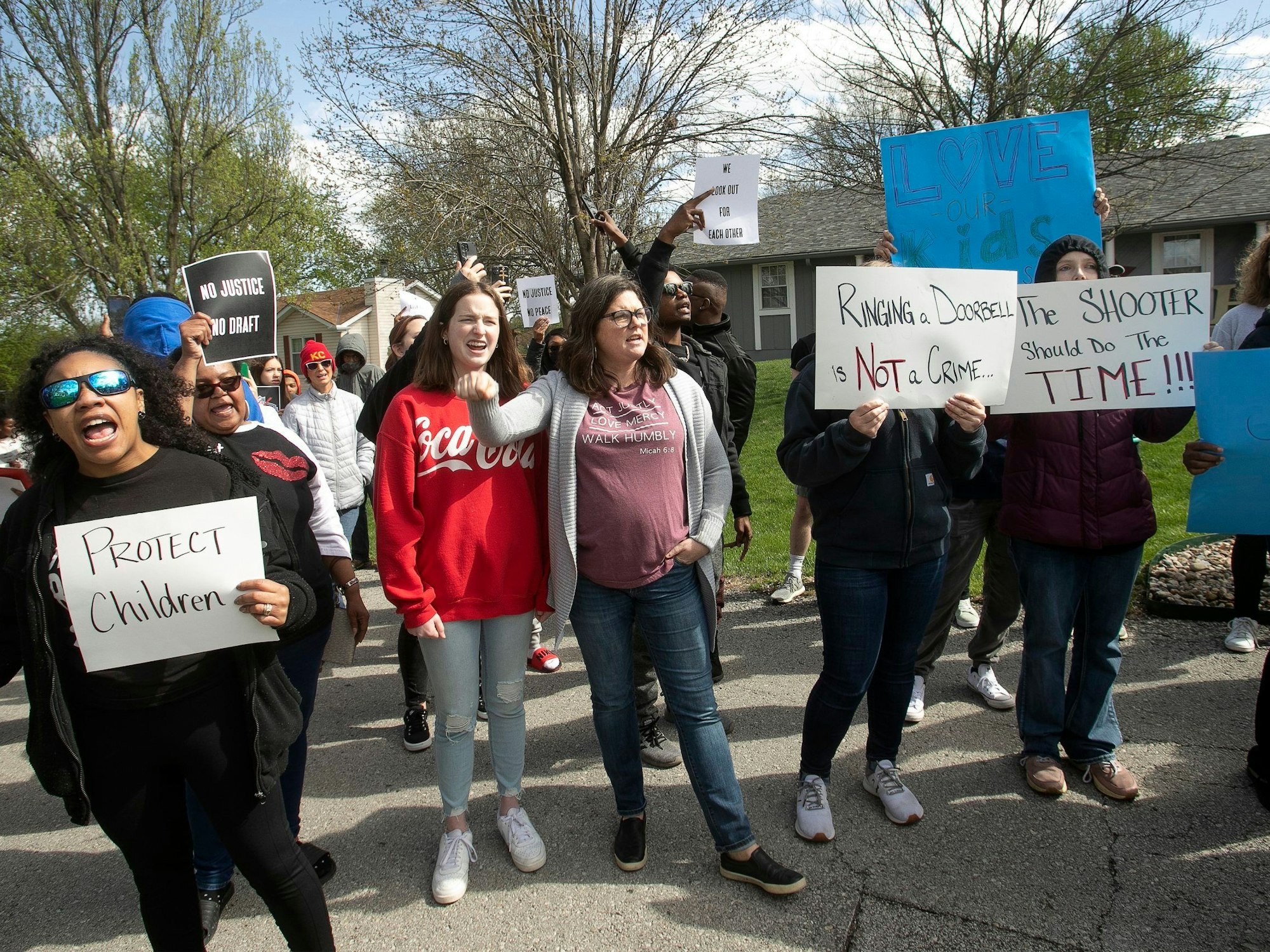 Demonstranten marschieren am Sonntag (16. April 2023), in Kansas City, Missouri, und machen mit Plakaten auf die Erschießung des 16-jährigen Ralph Yarl aufmerksam.