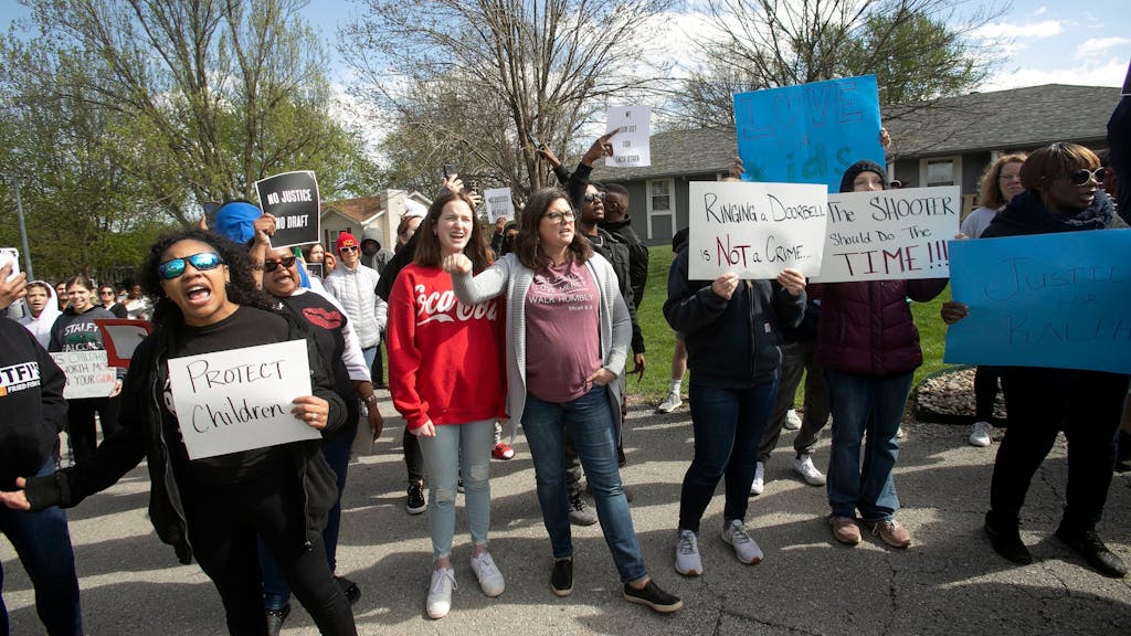 Demonstranten marschieren am Sonntag (16. April 2023), in Kansas City, Missouri, und machen mit Plakaten auf die Erschießung des 16-jährigen Ralph Yarl aufmerksam.&nbsp;