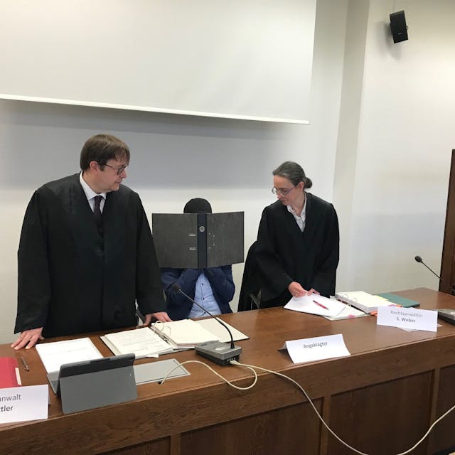 Der mutmaßliche Missbrauchstäter sitzt am ersten Prozesstag mit seinen beiden Rechtsanwälten auf der Anklagebank.
