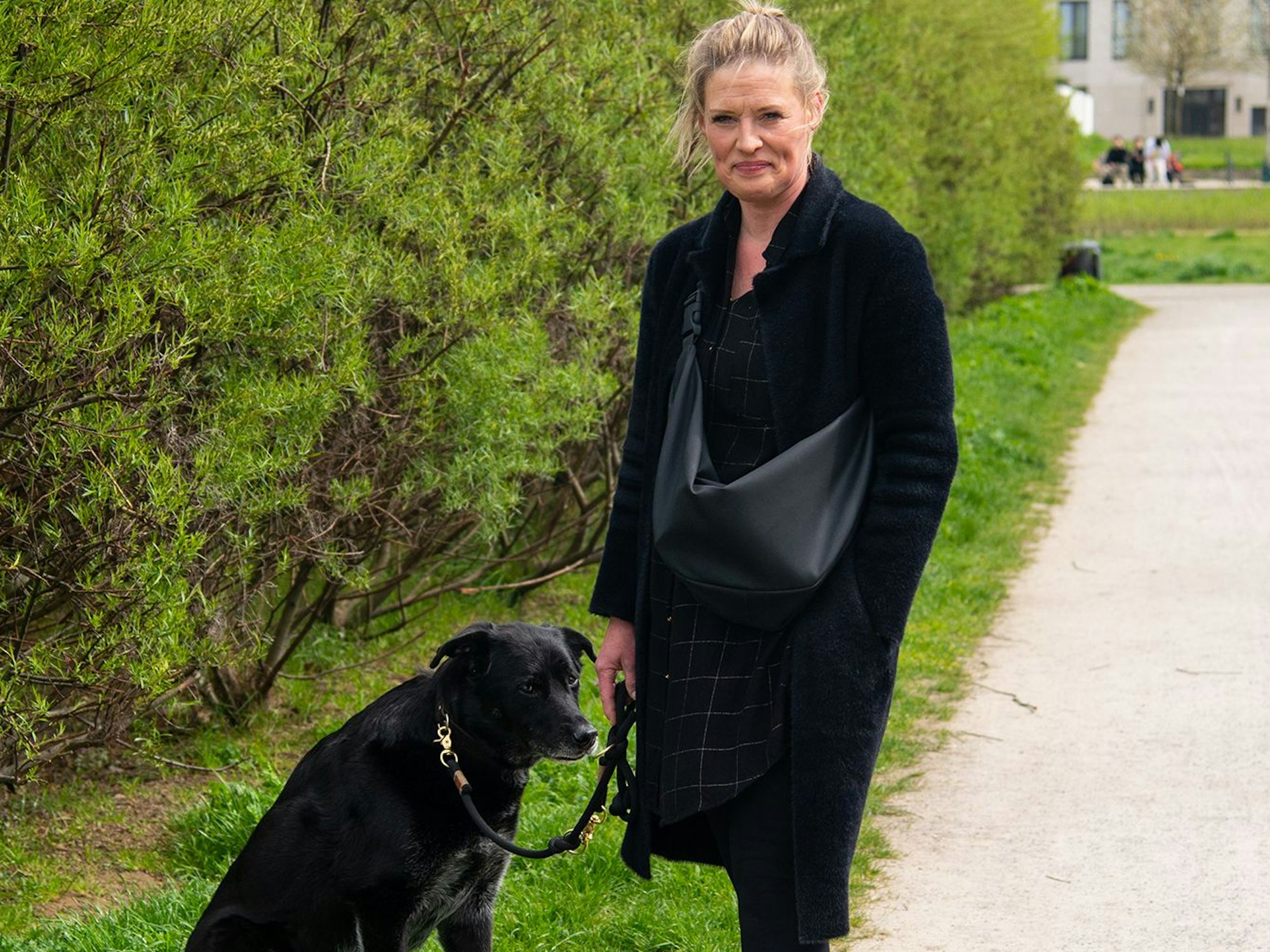 Kerstin Schiek mit ihrem Hund „Dino“ im Oberkasseler Belsenpark
