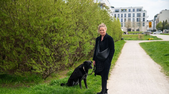Kerstin Schiek mit ihrem Hund „Dino“ im Oberkasseler Belsenpark